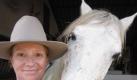 Stephanie Arnaud aus Köln ist eine der wenigen Frauen, die als Stierzüchterinnen in der Camargue arbeiten. Foto: dpa