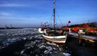 Fischkutter liegen im Hafen von Timmendorf auf der Ostseeinsel Poel in Mecklenburg inmitten von Eisschollen. Bei Temperaturen um die null Grad und etwas Sonnenschein zeigt sich der Winter derzeit in Norddeutschland von seiner freundlichen Seite. Foto: dpa