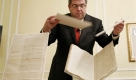 National Archives Experience Director Marvin Pinkert ,with original documents regarding President George Washington's Presidential Oath of Office during a news conference at the National Archives Building in Washington, Wednesday, Dec. 10, 2008, to discuss an exhibition entitled Taking the Oath, which will be displayed to the public January 12 through January 25, 2009 . (AP Photo/Pablo Martinez Monsivais) Foto: ap