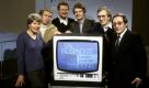 Gruppenbild mit Fernseher: Anlässlich der tausendsten heute-journal-Sendung ließ sich imDezember 1981 das damalige Team (von links nach rechts: Ingeborg Wurster, Hans Scheicher, Peter Voß, Klaus Bresser, Jochen Schweizer und Karlheinz Rudolph) ablichten. Am kommenden Sonntag, dem 31. Juli 2011, zeigt das ZDF nun schon die 10.000. Ausgabe des Nachrichtenmagazins. Foto: dpa