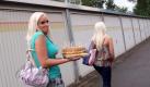 Natürlich gibt's auch wieder Streit mit dem Rest der Familie: Daniela (links) und Schwester Jenny haben eine Geburtstagstorte für die Mama gebacken. Ob das der Auslöser des Streits sein wird oder die Wiedergutmachung ist noch nicht überliefert. Foto: Vox/99pro