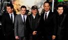 James Badge Dale, Joe Mazzello, Steven Spielberg, Tom Hanks und Jon Seda feiern gemeinsam die Premiere ihres Films The Pacific in Los Angeles. Spielberg und Hanks produzierten den Streifen. Foto: ap