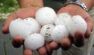 Ein Mann haelt am Mittwochabend (28.06.06) in Villingen tennisballgrosse Hagelkoerner in den Haenden. Eine Unwetterfront mit Hagelschauern, Starkregen und Sturmboeen hat in Sueddeutschland gewaltige Schaeden verursacht.
 Foto: ddp