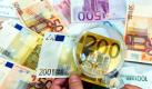 Ein Mitarbeiter des Dezernats Falschgeld beim Landeskriminalamt München untersucht Euroscheine auf Fälschungshinweise. Im ersten Halbjahr 2010 haben Polizei, Bundesbank und Handel wieder deutlich mehr Falschgeld aus dem Verkehr gezogen. Foto: dpa