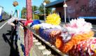 Das Bahnsteiggeländer ist bunt umstrickt und die Durchsagelautsprecher am Bahnhof von Berne (Kreis Wesermarsch) sind ebenfalls mit Strickhüllen überzogen. Hinter der spaßigen Aktion stehen die «Berner Strixen», eine anonyme Organisation, die seit einiger Zeit ihr Können darauf verwenden, einfache Gegenstände im öffentlichen Raum mit einem Augenzwinkern zu verschönern. Foto: dpa