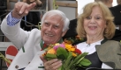 Warfen sich ebenfalls ins Getümmel: Der Schauspieler Joachim Fuchsberger und seine Frau Gundel. Foto: dpa