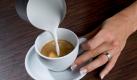 Wie kommt ein Blatt auf den Kaffee? Beginnen Sie am Rand der Tasse. Die Milch wird auf die gegenüberliegende Seite geführt. Dieser und die nächsten Schritte sollten in einem Zug geschehen. Foto: Berlin School of Coffee