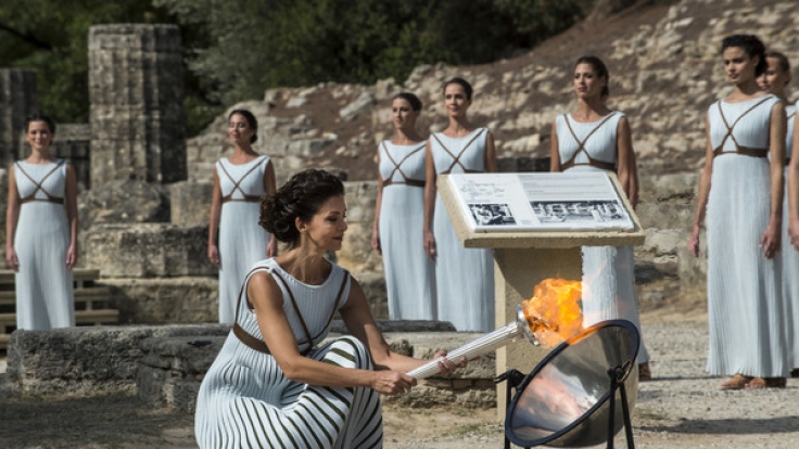 Das olympische Feuer wird traditionell mit einem Parabolspiegel entfacht.