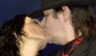 Udo Lindenberg küsst im Berliner Tempodrom die Sängerin Nena nach einem gemeinsamen Auftritt (Archivbild vom 23.12.2002). Panikrocker Lindenberg (56) und Nena (42) waren ein Liebespaar. Es sei ein «Riesenspaß» gewesen, die etwa ein Jahr dauernde Liaison geheim zu halten, sagte Lindenberg der «Bild»-Zeitung (Samstagausgabe, 13.10.2002). 
 Foto: dpa