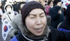 A South Korean female Christian prays during a special service for abolition of North Korea's nuclear program in Seoul, South Korea, Sunday, Nov. 15, 2009. About 2,000 Christians congregated for prayers for a peaceful solution over North Korea's nuclear weapons programs and hope for an early reunification of the divided Koreas. (AP Photo/Ahn Young-joon) Foto: ap