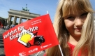Die Schülerin Viola Hoffmann hält vor dem Brandenburger Tor in Berlin ein Fähnchen mit der Aufschrift Vorfahrt für Kinderrechte. Anlässlich des Weltkindertags am 20. September fordern die Kinderrechtsorganisationen sowie Unicef, Deutsches Kinderhilfswerk und Deutscher Kinderschutzbund, dass international verbriefte Kinderrechte endlich in das deutsche Grundgesetz aufgenommen werden. Foto: dpa