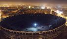 ... Der Valencia Club de Fútbol ist seit Ende der 1990er nach dem FC Barcelona und Real Madrid die klare Nummer Drei der Primera División. Zugleich ist der Verein aber die Nummer Eins in Sachen Schulden: In der Immobilienkrise verzockten sich die Cluboberen massiv, 2008 hatten sich Schulden in Höhe von 650 Millionen Euro angesammelt. Der Neubau des Stadions, begonnen 2007, musste Anfang 2009 unterbrochen werden, die Bauarbeiter konnten nicht mehr bezahlt werden. Inzwischen hat sich der Verein soweit saniert, dass der Bau des mit einer Kapazität von 75.000 Zuschauern riesigen Stadions wieder aufgenommen wurde. Foto: dpa
