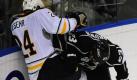 Robyn Reger, Eishockeyspieler aus Los Angeles, tritt während eines Zweikampfs Buffalos Angreifer Dustin Brown ins Gemächt. Das Spiel endete 4:2. Foto: dapd