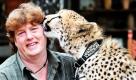 Verschmust zeigt sich Gepard Somali mit Trainer Gerhard Harsch in der Tiershow im Filmpark Babelsberg in Potsdam. Die einjährige Großkatze wird zurzeit an öffentliche Auftritte gewöhnt. Sie ist der Star bei der Show zum Großen Filmtiercasting am 12. Juni. Mehr als 150 Tierbesitzer haben sich bereits mit ihren Lieblingen zum Casting angemeldet. Foto: dpa