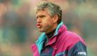 Das Archivbild zeigt Jörg Berger, den Trainer des Fußball-Bundesligisten Schalke 04 am 16.4.1994 im Gelsenkirchener Parkstadion. Völlig überraschend wurde Berger am Donnerstag (3.9.96) entlassen. Nach einem Spieleraufstand wurde ihm nach der 2:3-Heimniederlage im DFB-Pokal gegen den VfL Bochum der Stuhl vor die Türe gestellt.
 Foto: dpa