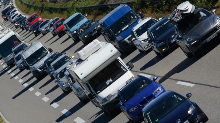 Am Wochenende müssen sich Autofahrer auf Staus in Baden-Württemberg und Bayern einstellen. Denn für die beiden Bundesländer enden die Sommerferien.