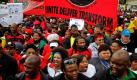 Tausende von Angestellten protestieren in der Innenstadt von Cape Town in Südafrika. In der friedlichen Massendemonstration verlangen die Menschen höhere Einkommen. Das Management der Polizei hielt Angestellte aus den eigenen Reihen davon ab, an den Protesten teilzunehmen.  Foto: ap
