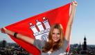 Toni Garrn, das Titelmodel des neuen Otto-Kataloges, posiert bei einem Fototermin in Hamburg mit einer Fahne der Hansestadt. Das hübsche Model präsentiert in ihrer Heimatstadt den Katalog mit der Herbst- und Winterkollektion 2010. Foto: ap