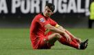 Mit Schmerzen am Fuß sitzt Christiano Ronaldo auf dem Spielfeld. Foto: dpa