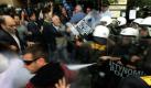 Eine Einsatztruppe der Polizei benutzt Tränengas, um die Medien und die demonstrierenden Mitarbeiter des Kultur- und Tourismusministeriums auseinanderzutreiben. Die Protestler blockierten den Eingang der Akropolis in Athen seit Mittwochmorgen, weil sie auf ihre Forderungen zur Festanstellung und einer Lohnnachzahlung für 22 Monate aufmerksam machen wollen. Die Eingangstüren verschlossen die Demonstranten mit Ketten und versperrten damit hunderten von Touristen den Weg in die bekannte Sehenswürdigkeit. Die Polizei startete ihren Einsatz, um die Blockade zu beenden. Foto: dpa