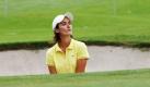 Ann-Lise Caudal aus Frankreich schaut bei den Australian Women's Golf Open in Melbourne aus einem Bunker heraus. Seit 1974, als der Wettbewerb zum ersten Mal ausgetragen wurde, war Frankreich noch nicht der Sieg vergönnt. Foto: dpa