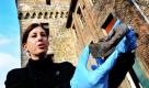 Bauforscherin Kristin Dohmen vom Amt für Denkmalpflege zeigt vor dem Schloss Liedberg in Korschenbroich einen handgenähten Kinderschuh aus dem 17. Jahrhundert. Bei der Restaurierung des Schlosses sind zufällig Schuhe aus dem späten 17. und frühen 19. Jahrhundert gefunden worden, die in einem Turm eingemauert worden waren. Foto: dpa