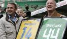 ZDF-Fussballreporter Rolf Töpperwien wird vor seinem letzten Spiel von Werder-Geschäftsführer Klaus Allofs (links) mit Fussball-Trikots mit den Nummern 14 und 44 verabschiedet. Töpperwien geht mit 60 Jahren in den Ruhestand. In seiner Laufbahn kommentierte er 1444 Fussballspiele... Foto: dapd