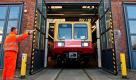 Ein reaktivierter S-Bahn Viertelzug vom Typ 485 (Spitzname: Coladose) fährt in Berlin-Schöneweide aus einer Werkshalle der S-Bahn Berlin. 20 Züge, der zu DDR-Zeiten entwickelten Baureihe 485, wurden für insgesamt 16 Millionen Euro vollsaniert und kehren wieder in den S-Bahn-Verkehr zurück. Foto: dapd