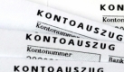 ARCHIV - Ein Finger zeigt auf einen Kontoauszug (Archivfoto vom 16.02.2005, Illustration zum Thema Kontodaten oder 'Gläserne Konten'). Die seit gut zwei Jahren geltenden Zugriffsrechte von Behörden auf Kontendaten sind im Wesentlichen mit dem Grundgesetz vereinbar. Das hat das Bundesverfassungsgericht in einem am Donnerstag (12.07.2007)veröffentlichten Beschluss entschieden. Damit billigte das Karlsruher Gericht überwiegend die zum 1. April 2005 in Kraft getretene Befugnis von Justiz, Finanz- und Sozialbehörden, so genannte Kontenstammdaten wie Name, Geburtsdatum und Kontonummer abzurufen. Foto: Jens Büttner (zu dpa 4117 vom 12.07.2007) +++(c) dpa - Bildfunk+++

 Foto: dpa