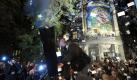 Vor der einstigen Leipziger Stasi-Zentrale fliegen am Freitag (09.10.2009) zum Lichtfest Zettel mit den Namen von Stasi Mitarbeitern in den Nachthimmel. Die Stadt Leipzig gedenkt der Ereignisse im Wendeherbst 1989 mit einem Festakt und einem Friedensgebet. Am Abend werden zu einem Lichtfest rund 70.000 Menschen mit Kerzen erwartet. Der 9. Oktober 1989 gilt als Durchbruch der Friedlichen Revolution. Mit dem Ruf 'Wir sind das Volk' zogen damals 70.000 Demonstranten über den Ring der Messestadt.
 Foto: dpa