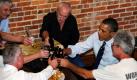 Barack Obama zeigt Volksnähe: Bei einem Besuch der Harp and Celt Irish Bar in Orlando (Florida) trinkt der mächtigste Mann der Vereinigten Staaten ein Bier mit arbeitslosen Bauarbeitern. Foto: dapd