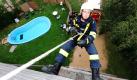 Ray-Philip Erzfeld, Berufsfeuerwehrmann in der Ausbildung, seilt sich im Rahmen einer Ausbildungsstunde von einem zwölf Meter hohen Turm bei der Berufsfeuerwehr auf der Feuerwache 2 in Hannover ab. Niedersachsens Innenminister hat vor massiven Sicherheitsproblemen durch sinkende Mitgliederzahlen bei Feuerwehren gewarnt. Der Bevölkerungswandel wird sich negativ auf die Arbeit auswirken, sagte der CDU-Minister in Hannover bei der Vorstellung der Feuerwehrstatistik für 2009. Foto: dpa