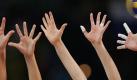 Volleyballerinnen blocken am Netz. Die Roten Raben sind zum zweiten Mal Meister. Foto: dpa