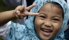 Ein philippinisches Mädchen zeigt das Siegeszeichen bei Feiern zum muslimischen Opferfest nahe Manila. Es ist das höchste islamische Fest und wird zum Höhepunkt des Hadsch gefeiert, der Wallfahrt nach Mekka, welches jährlich am Zehnten des islamischen Monats Dhu l-hiddscha beginnt und vier Tage andauert. Foto: dpa