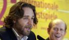Russel Crowe [3930737] Berlinale-Film 'A Beautiful Mind' Crowe
Lachend zeigen sich der amerikanische Schauspieler Russell Crowe (l) und der amerikanische Regisseur Ron Howard am Dienstag (12.02.2002) auf einer Pressekonferenz der 52. Internationalen Filmfestspiele. Sie stellen den Film 'A Beautiful Mind' (Genie und Wahnsinn) über einen genialen Mathematiker vor, dessen Karriere an seiner Schizophrenie zu scheitern droht. Der Streifen des amerikanischen Regisseurs Ron Howard, der am Dienstag in Hollywood für acht Oscars nominiert wurde, läuft im Programm der Berlinale außer Konkurrenz

 Foto: dpa