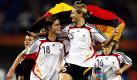 Auch Defensivkraft Sonja Fuss (r.) war schon erfolgreiche Torschützin. Dreimal traf sie in ihren 61 Länderspielen. Damit ist sie in der Neidschen Abwehrkette die erfahrenste Spielerin - und mit 31 Jahren auch die älteste auf dieser Position. Privat läuft es für die Nationalspielerin nicht so gut. Laut einem Bericht der Bild-Zeitung hat sie eine Klage wegen Steuerhinterziehung am Hals. Foto: dpa