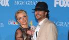 Dass die Liebschaft zu ihrem Tänzer Kevin Federline nicht ewig halten würde, war absehbar. Doch was Britney Spears nach der Trennung im November 2006 durchmacht, ist der Absturz eines einstigen Teenie-Idols vor laufenden Kameras. Sie geht auf Sauftour mit Paris Hilton, lässt sich eine Glatze scheren, beginnt einen Entzug und bricht ihn nach nur einem Tag wieder ab. Nach Psychiatrieaufenthalt und Entmündigung gelingt es ihr langsam, sich zu berappeln. Mittlerweile hat die Sängerin auch ihr Glück in der Liebe wiedergefunden: Mit Agent Jason Trawick ist sie seit Dezember 2011 verlobt. Foto: ddp images