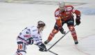 Die Eisbären um Mads Christensen (l) setzten sich gegen Düsseldorf erst in der Verlängerung durch. Foto: dpa