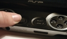 Steuern nach Gutdünken. Wer mit dem D-Pad nicht warm wird, kann sich in vielen Spielen auch mit dem Analog-Stick bewegen. Das in alle Richtung schiebbare Knöpfchen funktioniert im Prinzip wie ein kleiner Joystick. Foto: news.de