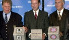 1958 bereits wollte ein Münchner Talent von 13 Jahren zu 1860 gehen, entschied sich im letzten Moment aber für den damals erfolgloseren FC Bayern. Eine gute Wahl des Jungen - sein Name war Franz Anton Beckenbauer, später auch: Der Kaiser. Als solcher legt er hier als Vertreter des FC Bayern den Grundstein für die Allianz-Arena. Foto: dpa