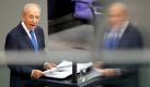 Israels drittes Staatsoberhaupt im Deutschen Bundestag war Shimon Peres am 27. Januar 2010. Während einer Gedenkveranstaltung für die Opfer des Nationalsozialismus appelierte er, sich der «Finsternis der Vergangenheit» bewusst zu sein, aber auch den «Blick nach vorne zu richten». Peres verlor mehrere Familienmitglieder in deutschen Konzentrationslagern. Seine Rede erntete großen Beifall. Drei Abgeordnete der Linkspartei versagten ihm jedoch ihren Respekt, indem sie demonstrativ sitzen blieben. Foto: dpa