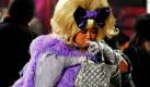 Eine Besucherin der Richie Rich A*MUSE Fashion Show in New York sucht etwas in ihrer Handtasche.  Foto: ap