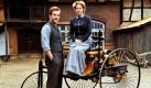 Die Schauspieler Ken Duken als Carl Benz und Felicitas Woll als Bertha Benz posieren am Drehort in Neuried-Ichenheim im Ortenaukreis mit einem Nachbau des ersten von Benz entwickelten Automobils. Die Geschichte der Erfindung des Automobils von Carl Benz, die auch die Geschichte einer unbeirrbaren Liebe ist, erzählt der SWR-Fernsehfilm Carl  Bertha. Derzeit finden in Neuried-Ichenheim die Dreharbeiten für den ARD-Film statt. Foto: dpa