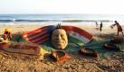 Eine kreative Begrüßung für den US-Präsidenten Barack Obama hat ein Sandkünstler am Puri Sea Beach im indischen Orissa angefertigt. Obama reist am Sonntag nach Delhi, um vier Tage im Land zu bleiben. Bei dem Besuch wird es um den Kampf gegen den globalen Terrorismus gehen, bei dem die USA und Indien zusammenarbeiten wollen. Auf den Besuch des hohen Gastes bereitet sich Indien bereits mit Hochdruck vor. Foto: dpa