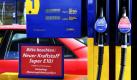 Die Zapfpistolen der Kraftstoffsorten Super und Super E10 stecken an einer Tankstelle in Osnabrück in einer Zapfsäule, weil verunsicherte Autofahrer trotz der höheren Preise lieber Super Plus tanken. Die Folge sind überfüllte europäische Tanklager und Tankstellen mit dem neuen E10-Superbenzin. Foto: dapd