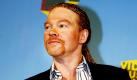 US-Rocksänger Axl Rose hat sein norwegisches Publikum mit schwachen Geografiekenntnissen zum Lachen gebracht. Wie die Zeitung Aftenposten im Internet berichtete, wollte der 48 Jahre alte Sänger von Guns N' Roses bei seinem Konzert in Oslo am Vorabend gute Stimmung erzeugen, indem er sich auf der Bühne in die Nationalflagge hüllte. Dabei wählte er, statt der rot- blau-weißen norwegischen, eine blau-gelbe schwedische Fahne. Foto: dpa
