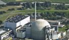 Die Luftaufnahme zeigt das Atomkraftwerk Unterweser des Betreibers E (Foto vom 19.07.07).ON Kernkraft GmbH. Sieben deutsche Atomkaftwerke, die vor Ende 1980 in Betrieb gegangen sind, werden fuer die Zeit des Ueberpruefungs-Moratoriums voruebergehend fuer drei Monate abgeschaltet. Dies sagte Bundeskanzlerin und CDU-Chefin Angela Merkel am Dienstag in Berlin nach einem Treffen mit den Ministerpraesidenten der Laender, in denen Kernkraftwerke betrieben werden. Betroffen sind die Atommeiler Biblis A und B, Neckarwestheim 1, Brunsbuettel, Isar I sowie Unterweser und Philippsburg 1. Foto: dapd