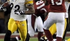 Pittsburghs James Harrison (l.) luft nach der Interception gegen Wariner zum Touchdown. Foto: dpa