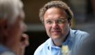 Bundesinnenminister Hans-Peter Friedrich (CSU) unterhält sich am Dienstag (26.07.2011) während einer Brotzeit auf dem Gelände der Nagelfabrik Künzel in Arzberg im Fichtelgebirge (Oberfranken). Im Rahmen seiner Wahlkreiswanderung besuchte der Bundesinnenminister unter anderem eine Nagel- und eine Porzellanfabrik. Foto: David Ebener dpa/lby +++(c) dpa - Bildfunk+++  Foto: dpa/bundesregierung.de