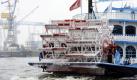 Große Eiszapfen hängen am Schaufelrad des Mississippi-Dampfers Louisiana Star im Hamburger Hafen. Tief Daisy sorgte im Norden für Kälte und für Schnee.  Foto: dpa